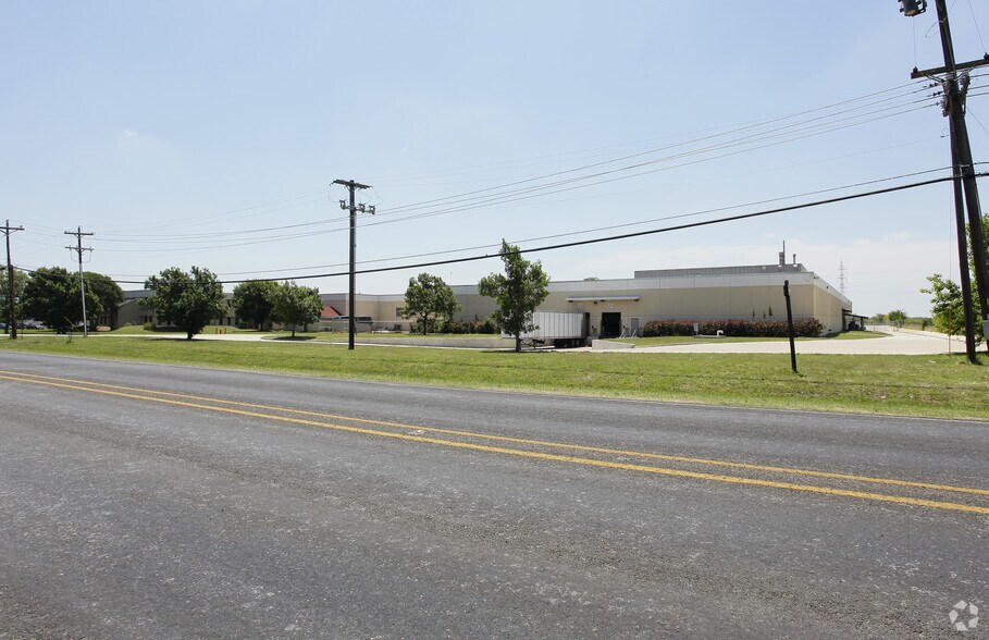 More Photos Of 1300 Blackjack St, Lockhart Distribution For Sale