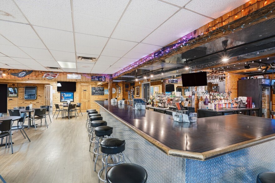 More Photos Of 1401 Laurel St, Whitewood Restaurant For Sale