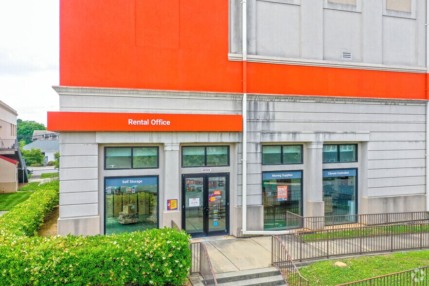 More Photos Of 4715 Park Rd, Charlotte Self Storage For Lease