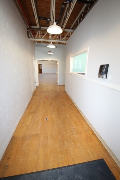 More Photos Of 35 Water St, Amesbury Research And Development For Lease