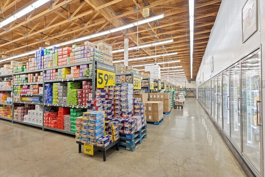 More Photos Of 156 NE 7th St, Newport Supermarket For Sale