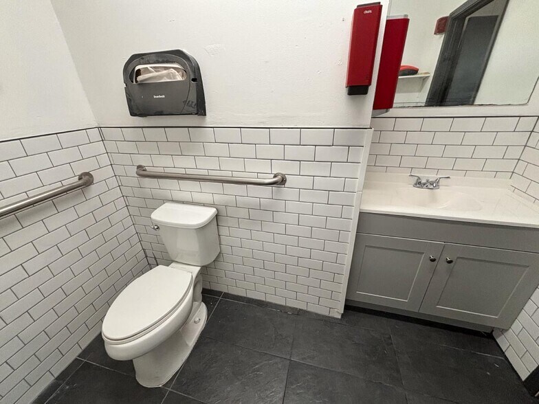 More Photos Of 215 Fairman St, Yuba City Bar For Sale