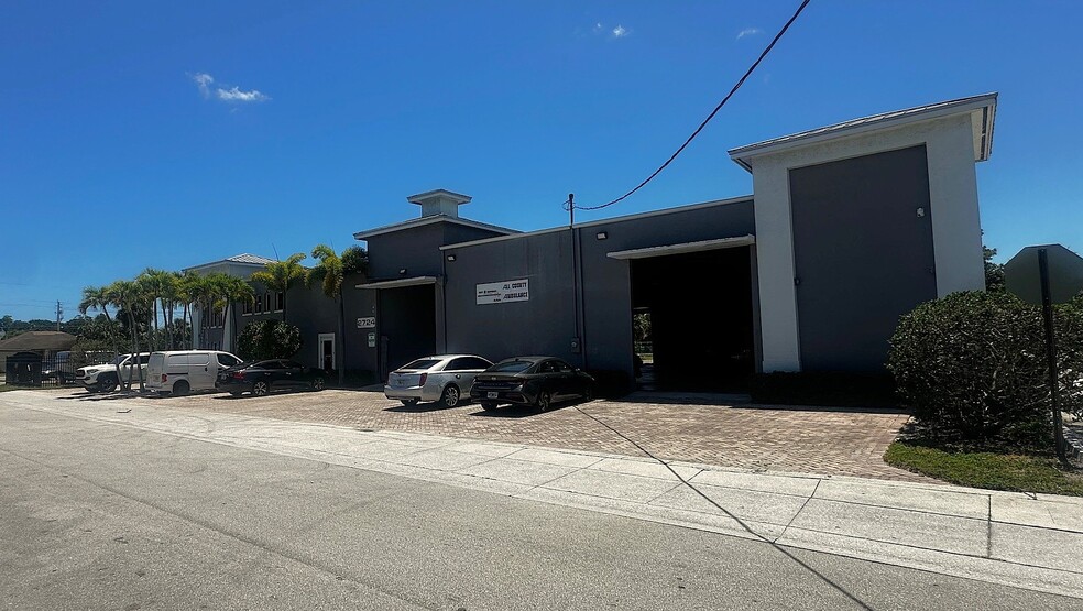 More Photos Of 2724 Shawnee Ave, West Palm Beach Showroom For Lease