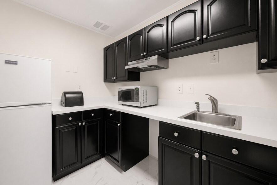 More Photos Of 3-21 Lincoln St, Newton Medical For Lease