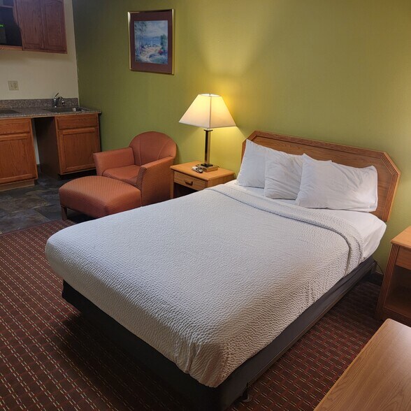 More Photos Of 3040 5th Ave S, Fort Dodge Hotel For Sale