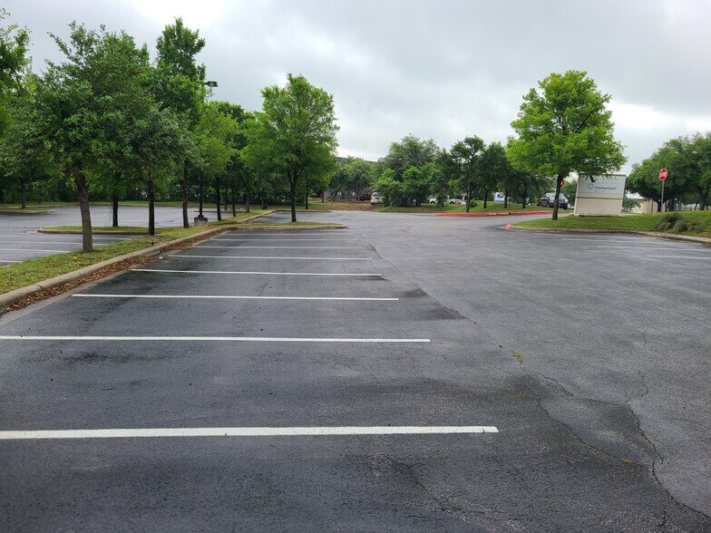 More Photos Of 9007 Tuscany Way, Austin Warehouse For Lease