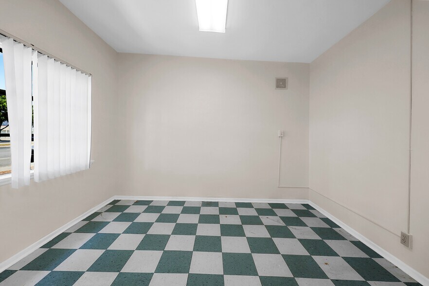 More Photos Of 5812 Venice Blvd, Los Angeles Showroom For Sale