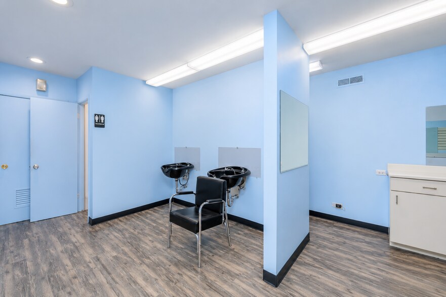 More Photos Of 2052 Western Ave, Waukegan Storefront For Lease