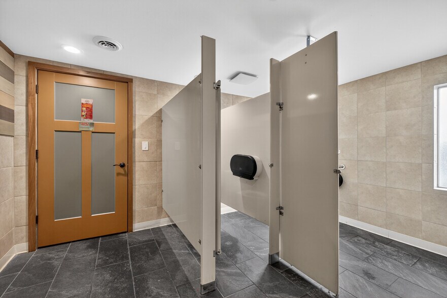 More Photos Of 8713 Gravois Rd, Saint Louis Restaurant For Sale