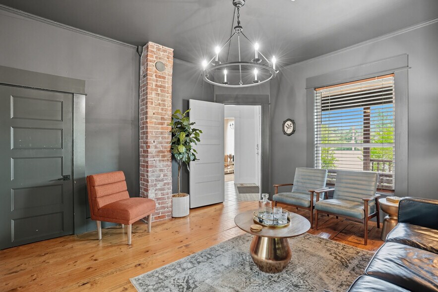 More Photos Of 924 S Main St, Broken Arrow Showroom For Sale