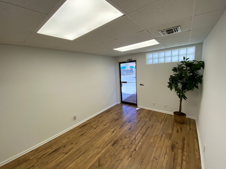 More Photos Of 1218 Omar Rd, West Palm Beach Showroom For Lease