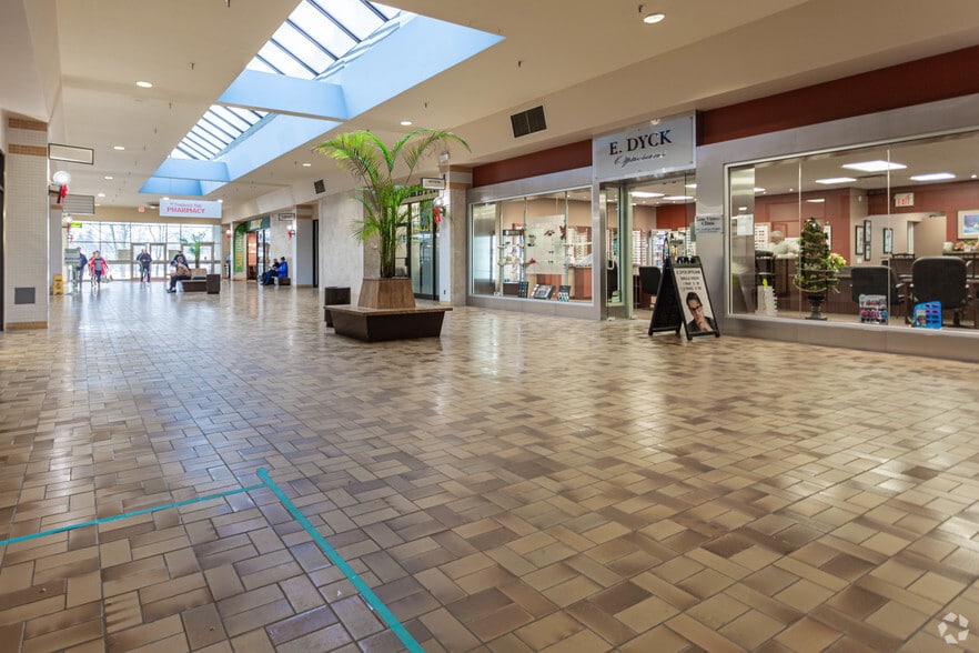 More Photos Of 385 Frederick St, Kitchener General Retail For Lease