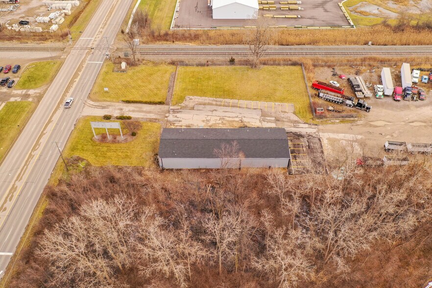More Photos Of 3108 E Bristol Rd, Burton Warehouse For Lease