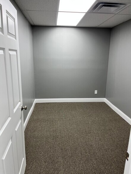 More Photos Of 7505 Sussex Dr, Florence Medical For Lease