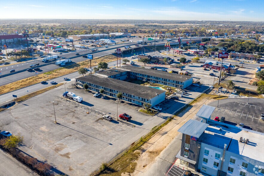 More Photos Of 1209 IH-35 E, New Braunfels Hotel For Lease