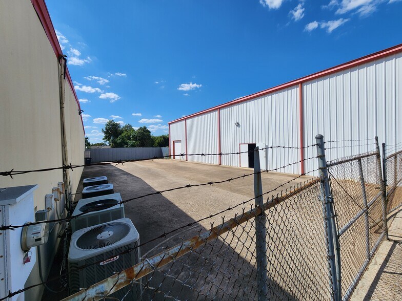 More Photos Of 1841 W Division St, Arlington Warehouse For Sale