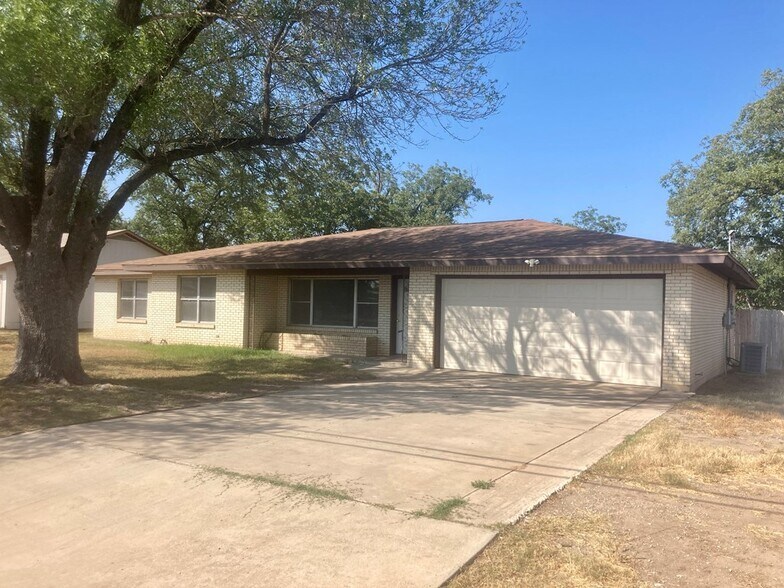 Primary Photo Of 535 N 4th St, Uvalde Land For Sale