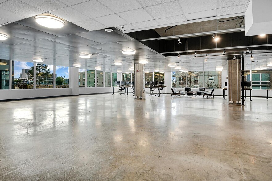 More Photos Of 2727 Western Ave, Seattle Loft Creative Space For Lease