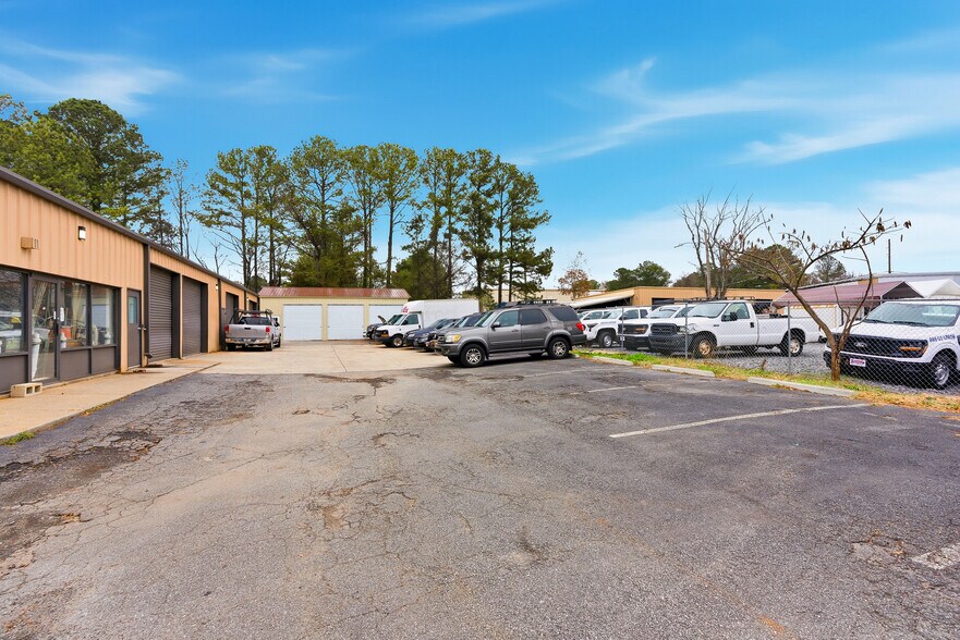 More Photos Of 961 Shallowford Rd NE, Kennesaw Warehouse For Sale