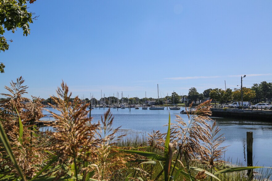 More Photos Of 7 Main St, North Kingstown Storefront Retail Office For Lease