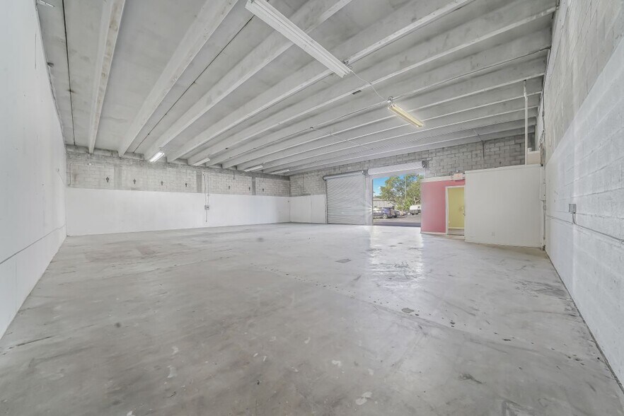 More Photos Of 1360-1396 SE Huffman Rd, Port Saint Lucie Warehouse For Sale