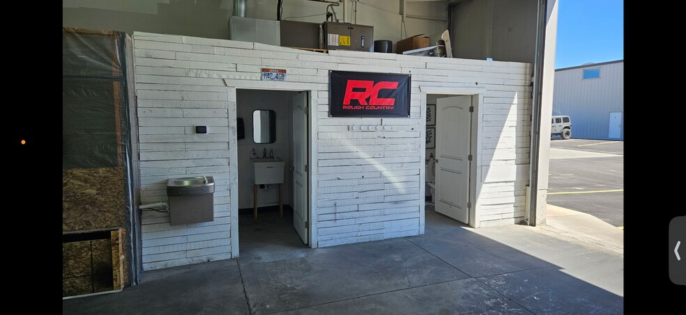 More Photos Of 110 E 4000 N, Hyde Park Auto Repair For Lease