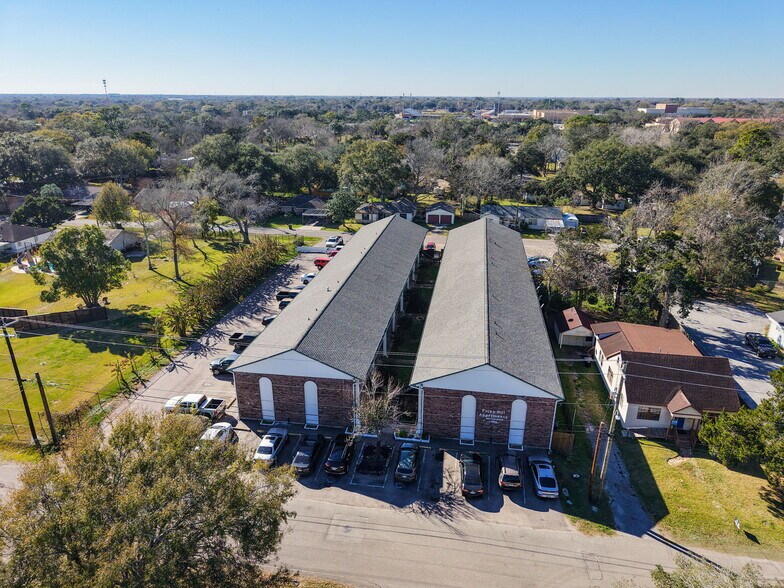 More Photos Of 1004 S Hill St, Alvin Apartments For Sale