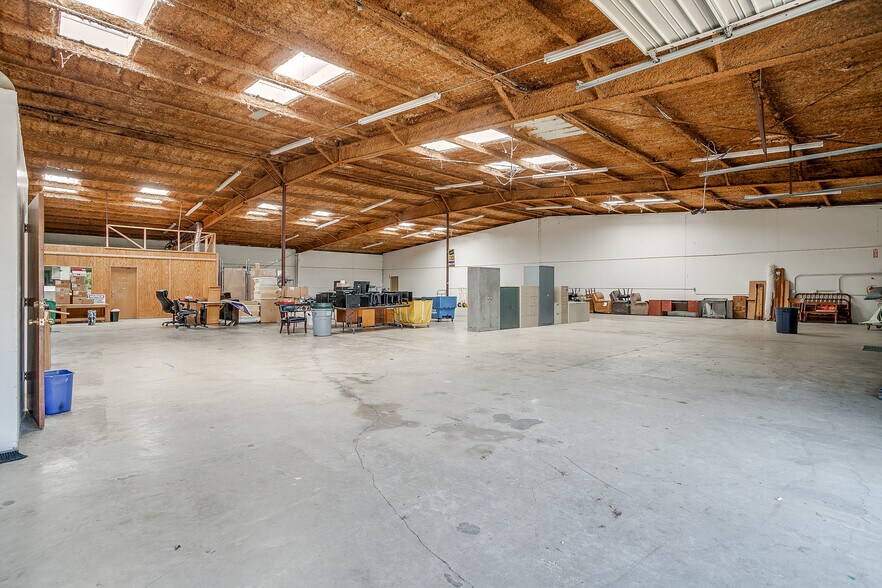 More Photos Of 1841 W Division St, Arlington Warehouse For Sale