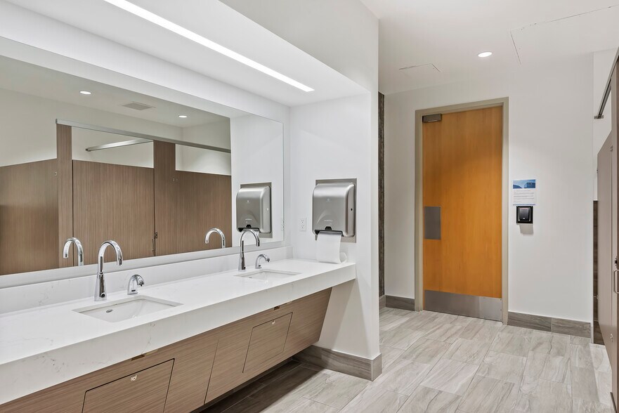 More Photos Of 9655 Granite Ridge Dr, San Diego Unknown For Lease