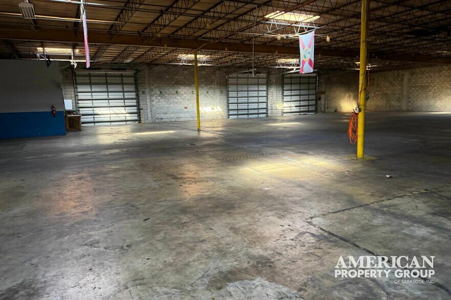 More Photos Of 4050 Middle Ave, Sarasota Warehouse For Lease