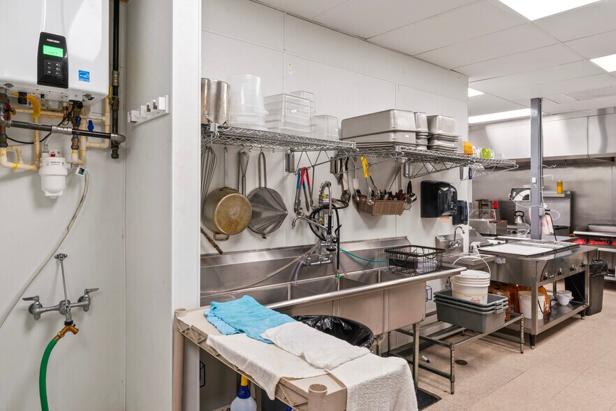 More Photos Of 322-323 W Lee Hwy, Warrenton Freestanding For Lease