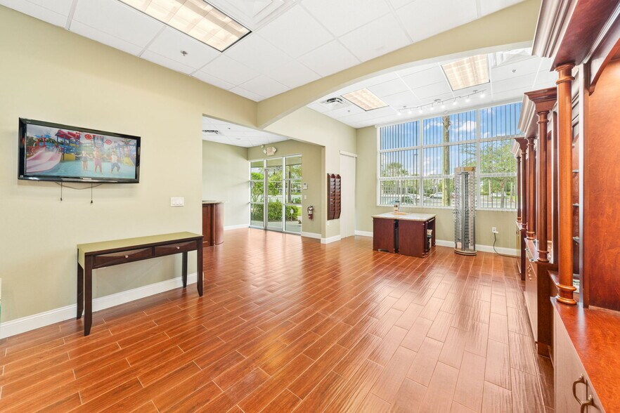 More Photos Of 11602 Lake Underhill Rd, Orlando Flex For Lease