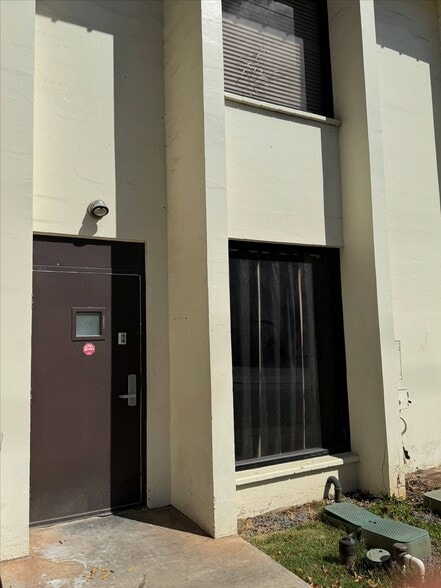 More Photos Of 4369 Lawehana St, Honolulu Warehouse For Lease
