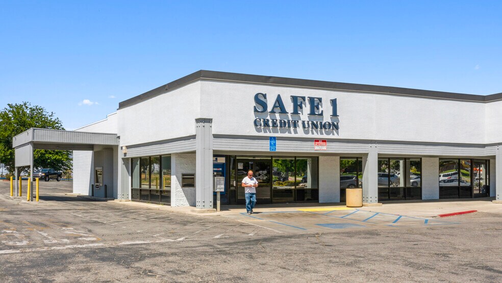 More Photos Of 1012-1040 Kern St, Taft Storefront For Sale