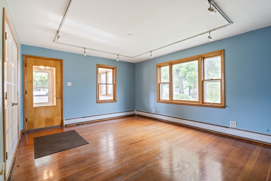 More Photos Of 609 Main St, Windsor Office For Sale