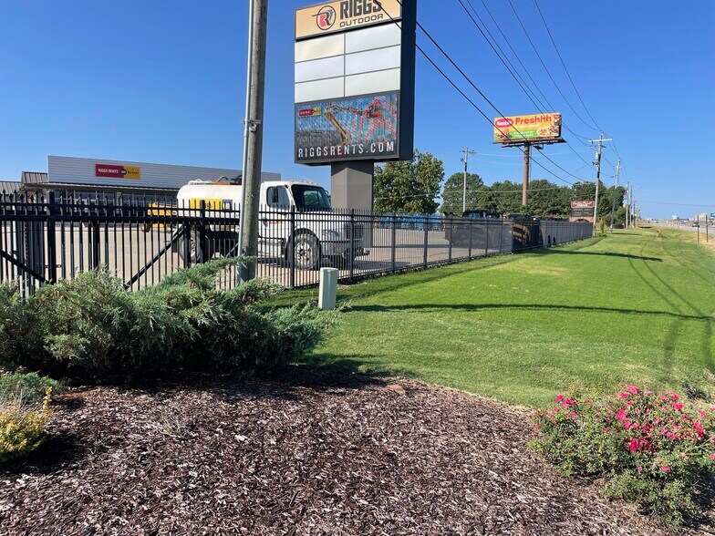 More Photos Of 20453 Interstate 30 S, Benton Flex For Lease