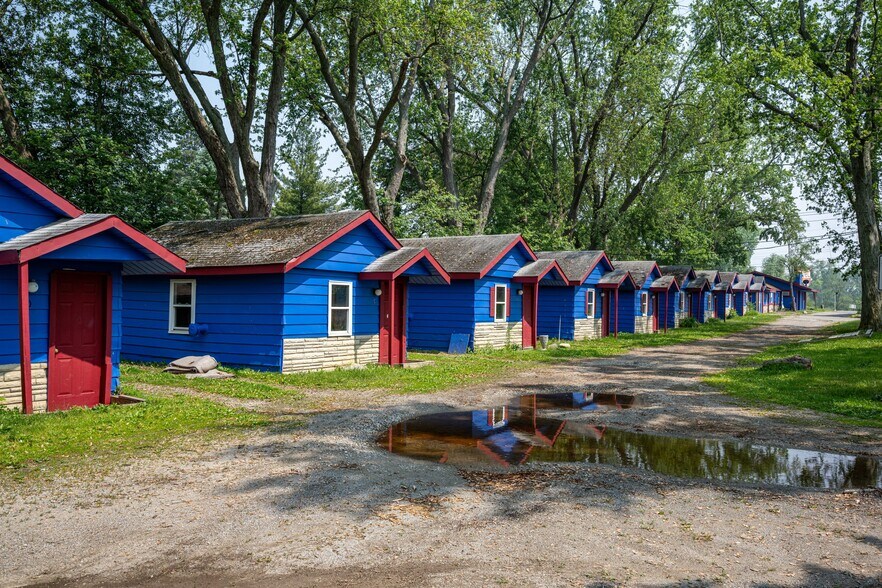 More Photos Of 8230 Highland Rd, White Lake Hotel For Sale