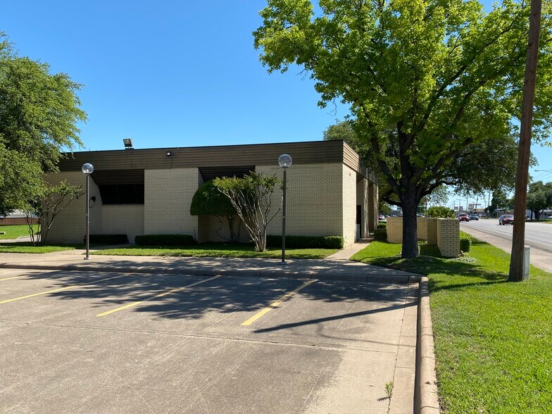 More Photos Of 4805 E Belknap St, Haltom City Bank For Sale