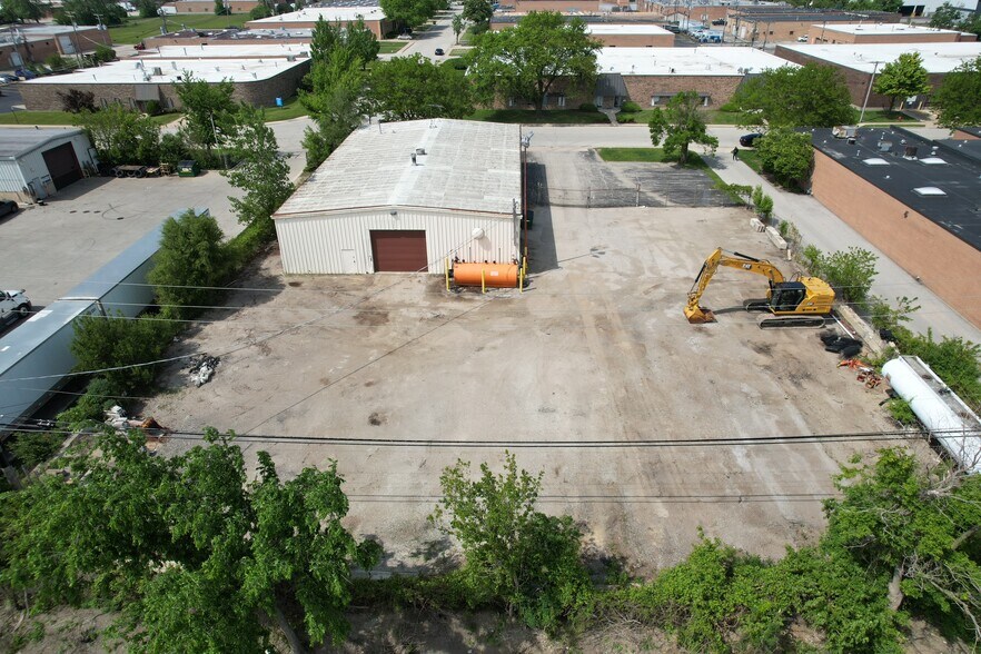 More Photos Of 2425 Pan Am Blvd, Elk Grove Village Warehouse For Sale