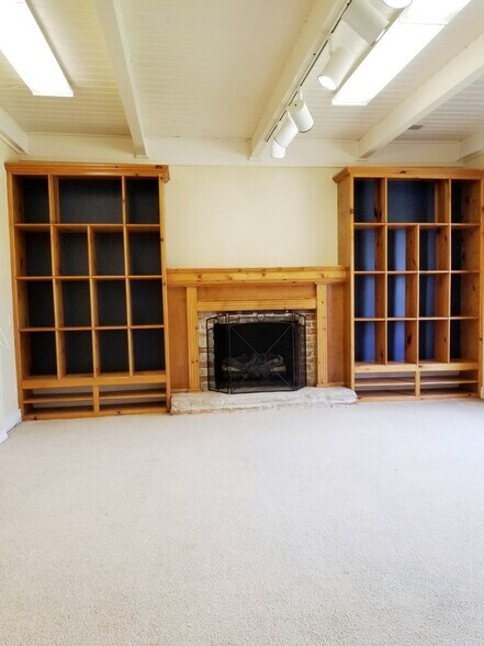 More Photos Of 250 Sunset Hills Dr, Sunrise Beach Storefront Retail Office For Sale