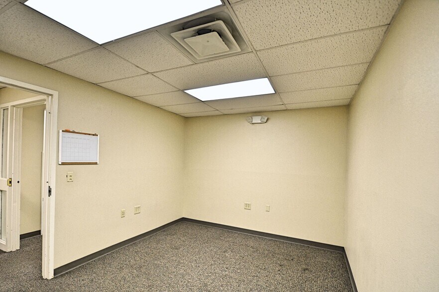 More Photos Of 109-111 N River St, Seguin Office For Sale
