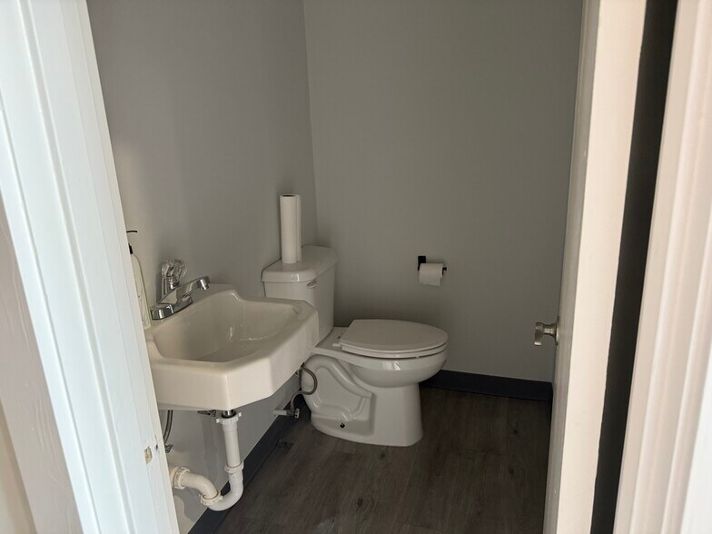 More Photos Of 921 W Maple Ave, Duncan Office For Sale