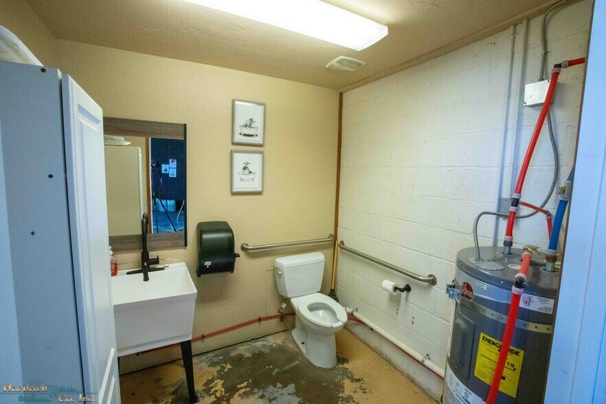 More Photos Of 312 Main St, Red Bluff Carwash For Sale