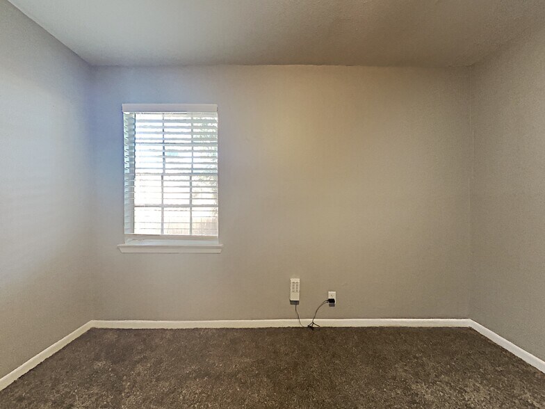 More Photos Of 1010 N Meadows Dr, Austin Apartments For Sale