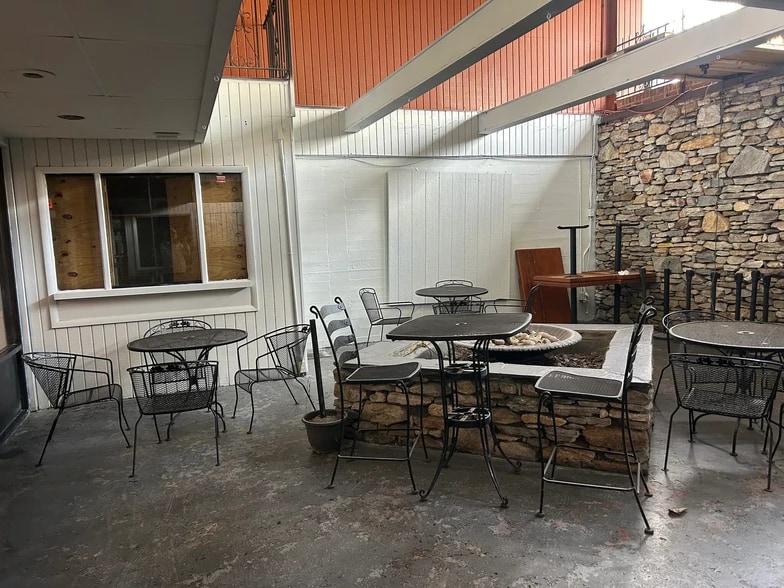 More Photos Of 321 N Main St, Hendersonville Restaurant For Lease
