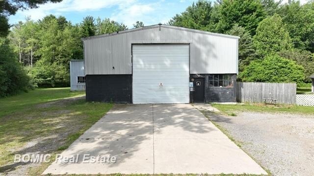 More Photos Of 9010 Dixie Hwy, Birch Run Warehouse For Lease
