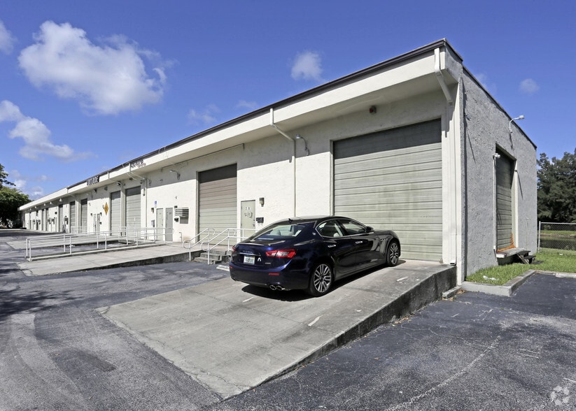 More Photos Of 2261-2299 NE 164th St, Aventura Warehouse For Lease