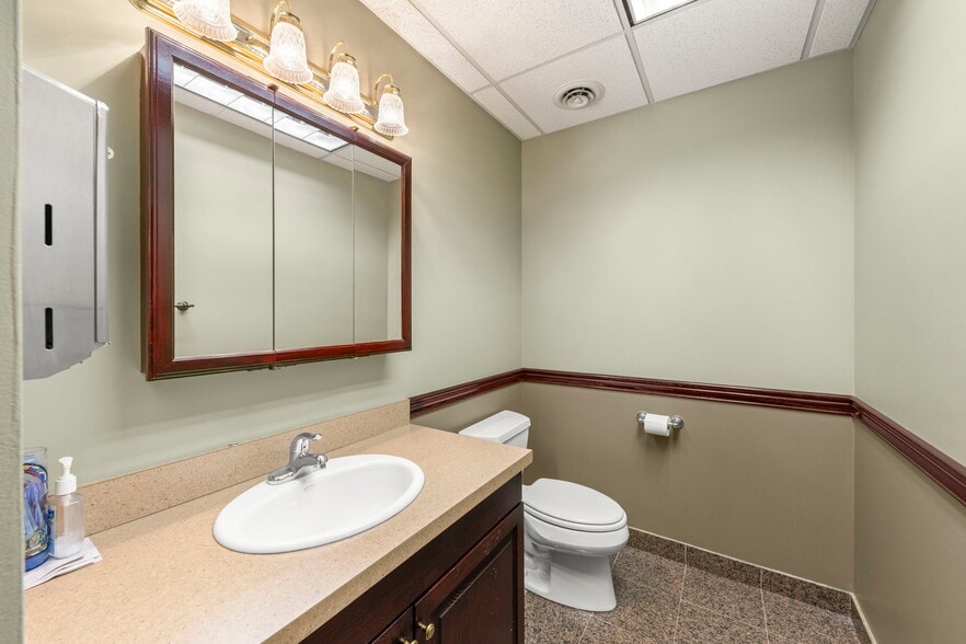 More Photos Of 10S660 Kingery Hwy, Willowbrook Office For Sale