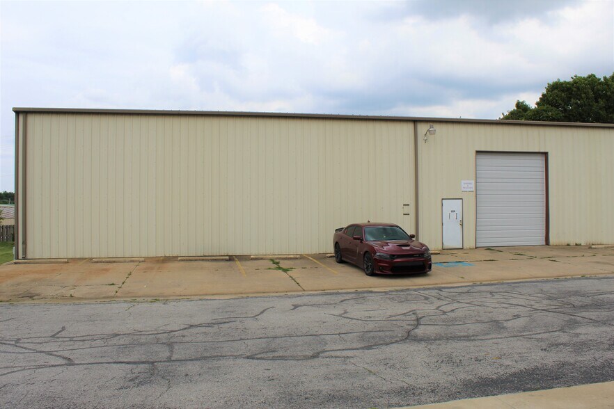 More Photos Of 559 N 13th St, Rogers Warehouse For Lease