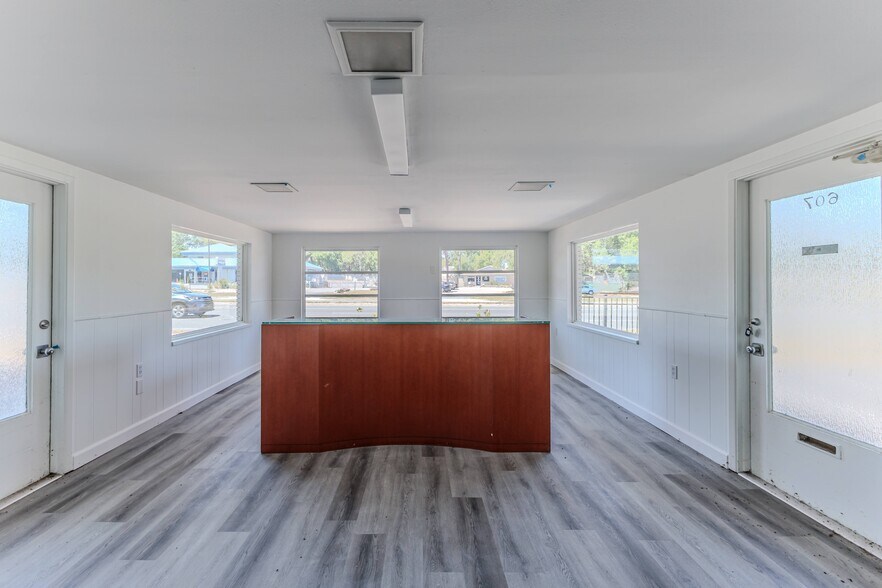 More Photos Of 601 S Us-41, Inverness Medical For Sale